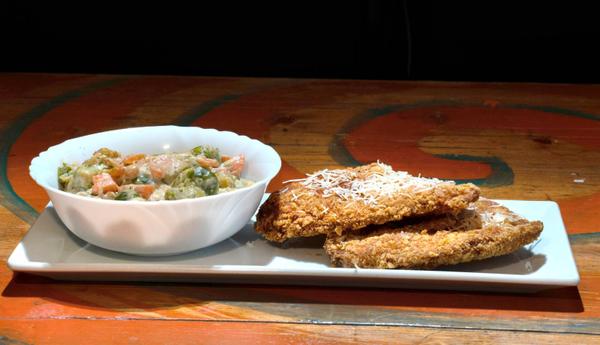 Şniţel Pui în crustă de Crispy cu varză bruxelles şi parmesan